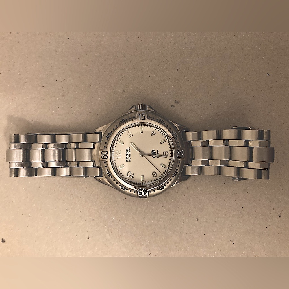Ladies FOSSIL stainless steel large face mother of pearl face. Needs battery.